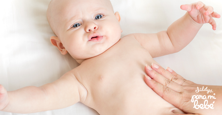 Síntomas y tips para calmar los cólicos de tu bebé: Movimientos circulares alrededor de su ombligo - Childy's Para mi bebé
