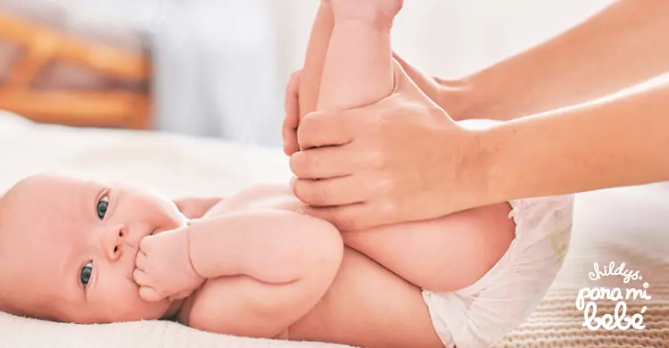 Síntomas y tips para calmar los cólicos de tu bebé: Movimientos de piernas dobladas sobre su barriga - Childy's Para mi bebé