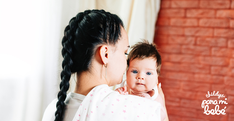 ¿Cómo sacarle los gases a tu bebé?: 3 métodos infalibles: siéntate derecha y apoya a tu bebé contra tu pecho - Childy's Para mi bebé